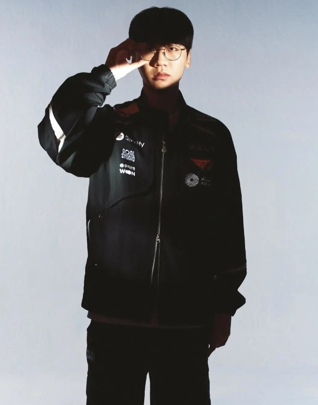 T1分享队员新赛季队服宣传照：展现选手独特的剪影和存在感