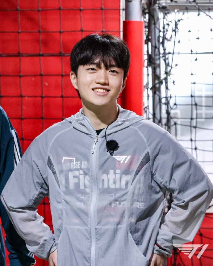 T1分享选手照片：很擅长室内足球的Keria选手