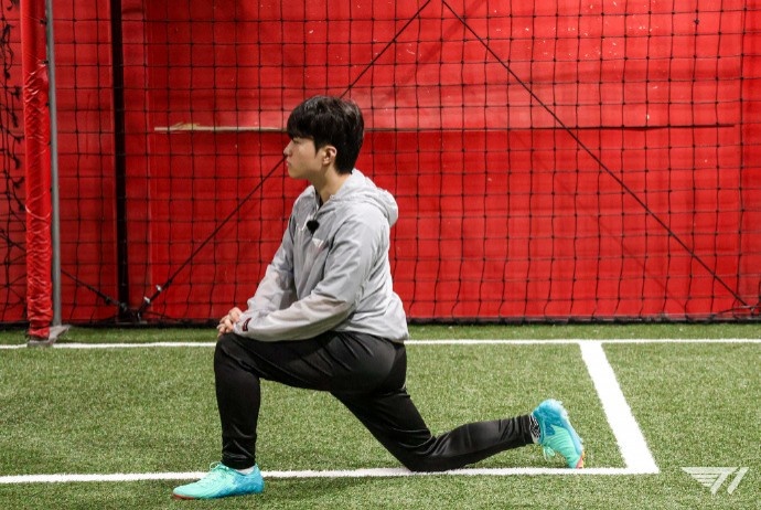 T1分享选手照片：很擅长室内足球的Keria选手